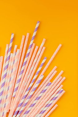 Yeniden kullanılabilecek renkli pipetler içmek ve plastik pipet kullanımını azaltmak. Çevredeki plastik atıkları azalt.
