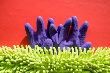 Temizlik seti beyaz arka planda izole edilmiş. Peçeteler, lastik eldivenler ve süngerler..