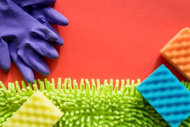 Temizlik seti beyaz arka planda izole edilmiş. Peçeteler, lastik eldivenler ve süngerler. Evi temizlemek için profesyonel malzeme. Temizlik araçlarının bileşimi.