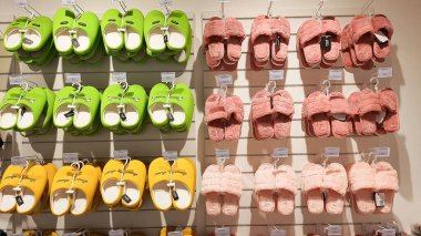 Moskova, Rusya, 2 Nisan 2020 - Alışveriş merkezinde satılacak bir çok çift yatak odası terliği