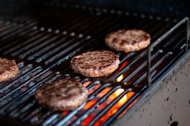 Dansçı Alevli Hamburgerler. Biftek ya da domuz eti barbeküsü hamburgerleri. BBC alev ızgarasında ızgarada hazırlandı.