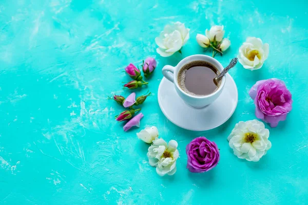 Taza de café con rosas rosadas y flores. Taza de café plana, superior view.black y ramo de brotes de rosa blanca en color menta background.copy espacio. Concepto de día de San Valentín con taza de café —  Fotos de Stock