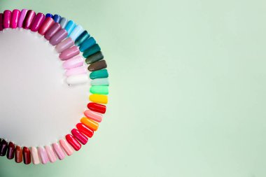 Çok renkli tırnak cilası örneklerinin geçmişi. Güzellik salonundaki manikürcülerin renk paletinin en üst görüntüsü. Moda manikürü. Jel süsü. Seçici odaklanma. Boşluğu kopyala.