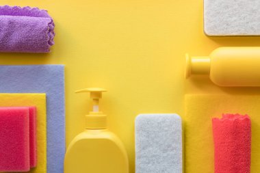 Mutfak, banyo ve diğer odaların farklı yüzeyleri için renkli temizlik seti. Sarı arka planda mesaj ya da logo için boş bir yer. Temizlik hizmeti konsepti. Temizlik. Düzenli temizlik..