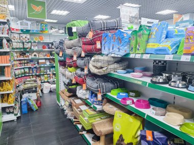 Moskova, Rusya, 1 Mayıs 2020. Raflarda evcil hayvan ürünleri. Kedi ve köpekler için gıda bölümü. Süpermarketteki evcil hayvanlar için çeşitli malzemelerle raflar. Yatak, paspas, halı ve içki kasesi.