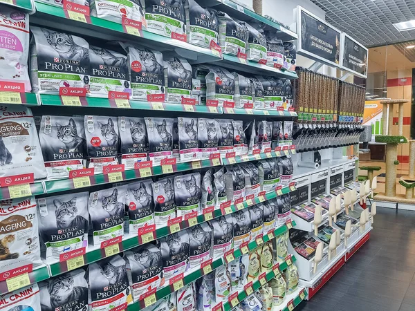 Moscou, Russie, 1 mai 2020 : Produits alimentaires sur les étagères des supermarchés animaliers. grande variété de produits en magasin. Divers produits alimentaires pour chats sur étagère — Photo