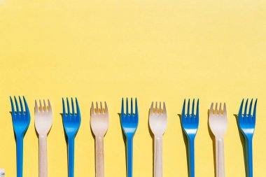 Tek kullanımlık bambu çatal bıçak takımı ve plastik çatal bıçak takımı arasında düz bir karşılaştırma vardı. Yeniden kullanılabilir ve ahşap çatallar. Geri dönüşüm, çevre dostu, sıfır atık kavramı, çevreyi korumak için plastiksiz alternatifler