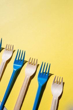 Tek kullanımlık bambu çatal bıçak takımı ve plastik çatal bıçak takımı arasında düz bir karşılaştırma vardı. Yeniden kullanılabilir ve ahşap çatallar. Geri dönüşüm, çevre dostu, sıfır atık kavramı, çevreyi korumak için plastiksiz alternatifler