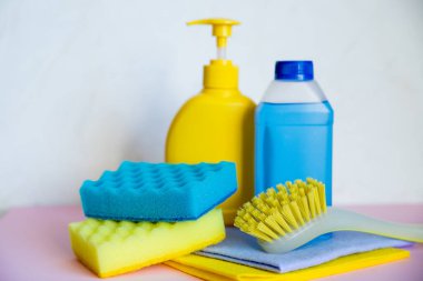 Sünger ve havluyla çeşitli temizlik ürünleri