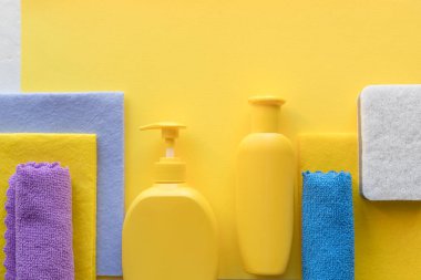 Temizlik servisi afişi. Yeşil arka planda ev temizleme malzemeleri var..