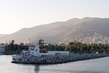 Deniz feneri ile Alanya sahillerinde açık plan ve palmiye ağaçları gemi 