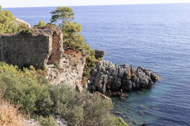 Deniz ile antik kalıntılar defne