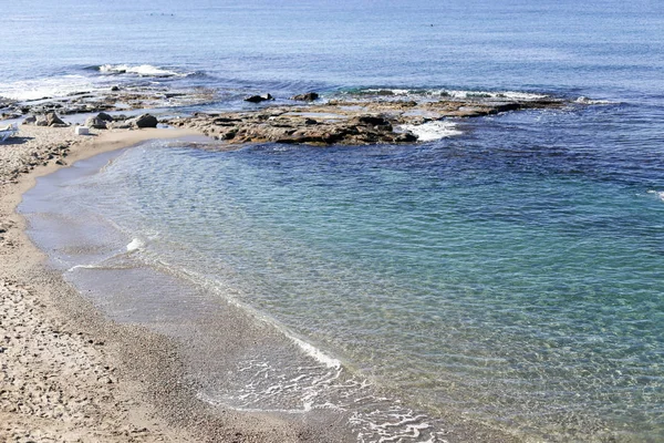 Пляж в сонячний день з бірюзовою водою — стокове фото