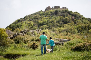 Doğal ve tarihi site keşfetmek turist