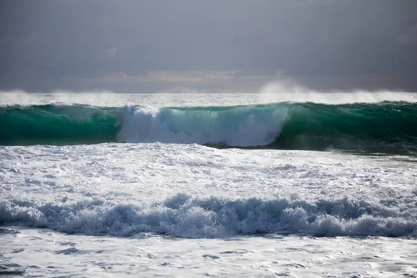 Tempestade marítima com ondas grandes — Fotografia de Stock