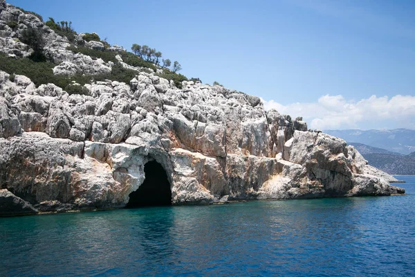 Cueva marina en bahía de Uchagiz en pavo mediterráneo — Foto de Stock