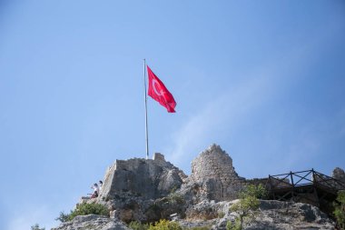 Antik kalıntılar ve bayrak Türkiye Simena Kalesi üzerinde