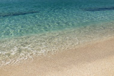 Plaj kum ve turkuaz deniz suyu