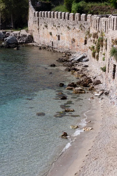 Średniowieczny zamek ściana nad morzem — Zdjęcie stockowe