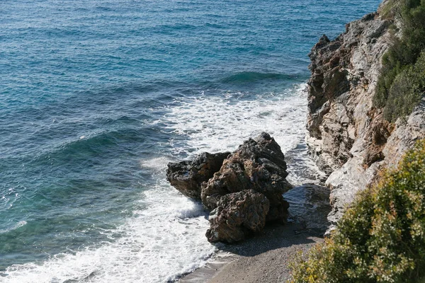 Морський пейзаж з камінням, омитим хвилями — стокове фото