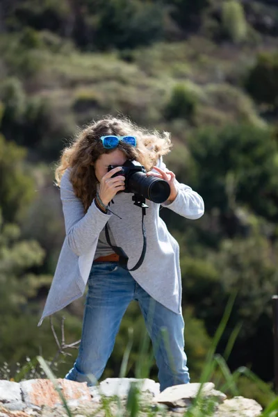 Fotógrafa mujer en chaqueta gris y jeans —  Fotos de Stock