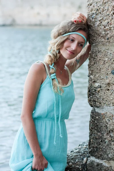 Genç kadın düşünce ve bulanık deniz ile ayakta ve Ortaçağ — Stok fotoğraf
