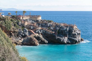 Deniz manzarası ile rock Cafe