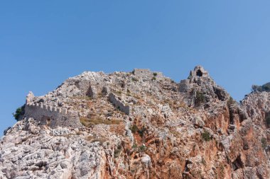 Antik duvar ve Alanya Kalesi'nde eski manastır kalıntısı 