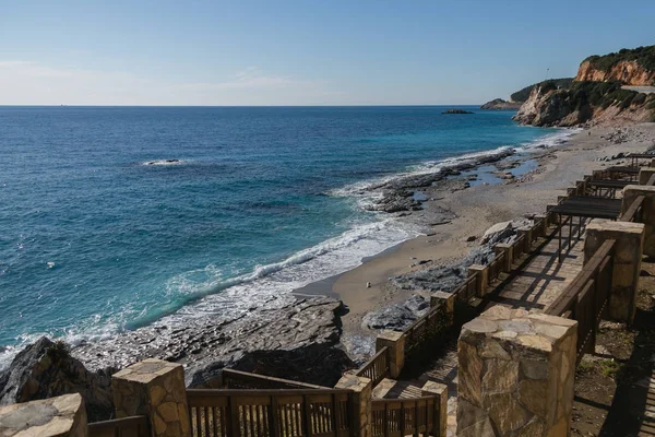 Turkuaz deniz ile Akdeniz Plajı