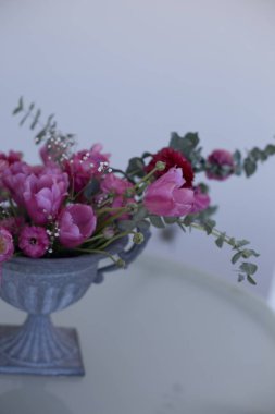 Pembe Düğünçiçeği çiçek ve Pembe lale demir içine tanzimi