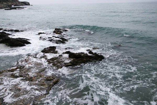 Ondas lavando rocas —  Fotos de Stock