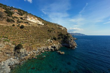 Sert denize inen dağların eteklerinde