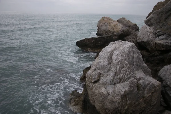 Rocas y el mar disparado en día nublado —  Fotos de Stock