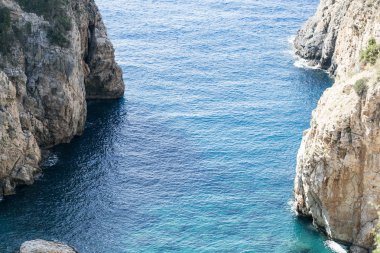 Güzel lagün denize inen taşlarla