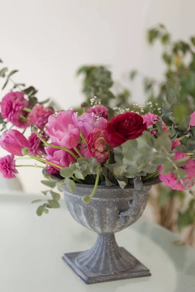 Розовый цветок и розовые тюльпаны в железной вазе — стоковое фото