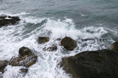 kayalar ve deniz bulutlu gün vurdu 