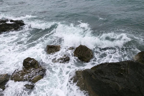 Rocas y el mar disparado en día nublado —  Fotos de Stock