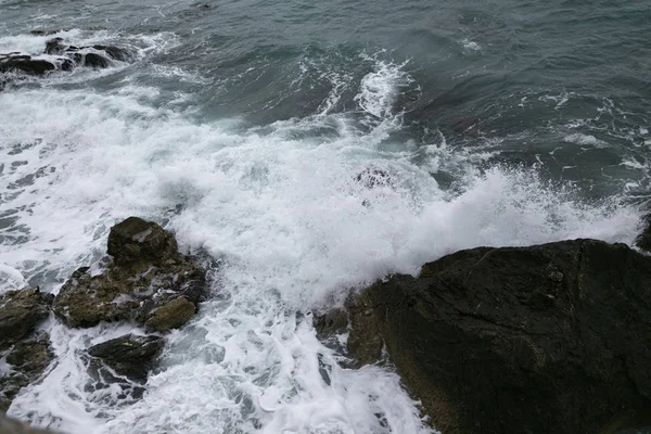 Rocas y el mar disparado en día nublado —  Fotos de Stock