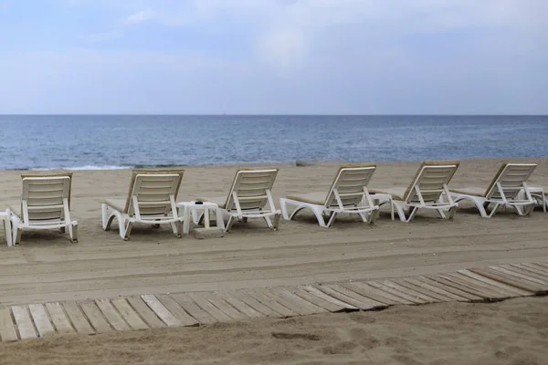 Retrovisore di lettini bianchi sulla spiaggia di sabbia — Foto Stock