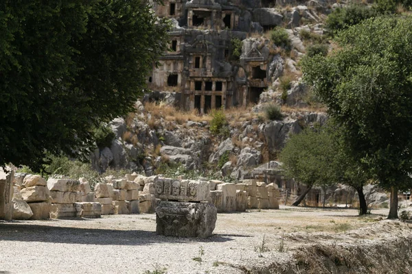 Pedra esculpida antiga com três rostos em Myra Lícia na Turquia — Fotografia de Stock