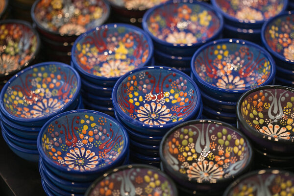 Красочные турецкие керамические чаши с орнаментами
 