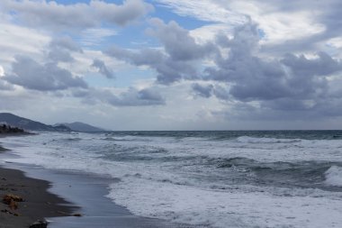 Alanya'da güçlü dalgalar üzerinde bulutlu gün vurdu 