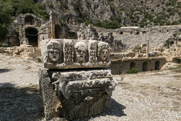 Batu topeng di atas panggung di teater Myra, Turki — Stok Foto
