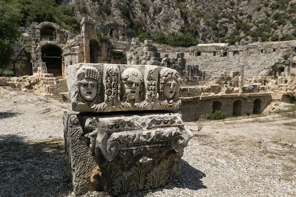 Steinmaske auf der Bühne im Theater Myra, Türkei — Stockfoto