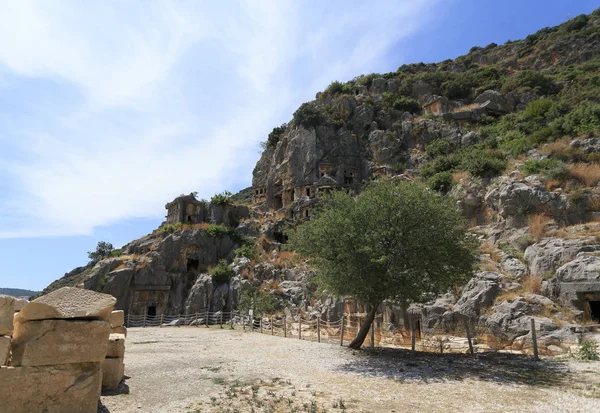 Landschaft von Lykien Myra in der Türkei mit Gräbern alten geschnitzten Steinen — Stockfoto