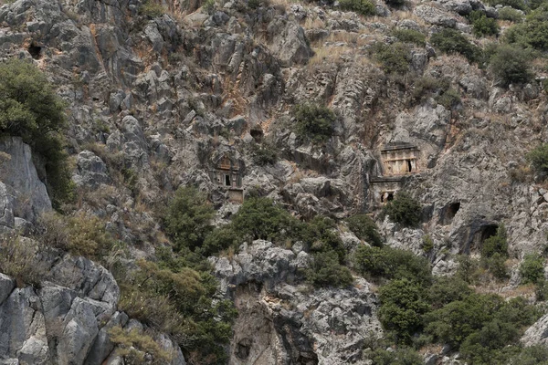 Νεκρόπολη σκαλισμένα σε κάθετη πρόσωπα των βράχων σε περίτεχνους Μύρα της Τουρκία — Φωτογραφία Αρχείου