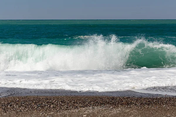 Schöne Welle Waschen Kieselstrand — Stockfoto