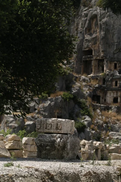 Pedra esculpida antiga com três rostos em Myra Lícia na Turquia — Fotografia de Stock