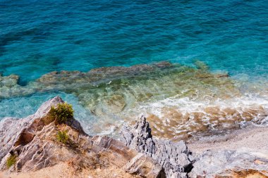 Turkuaz deniz ve sahil buzlu