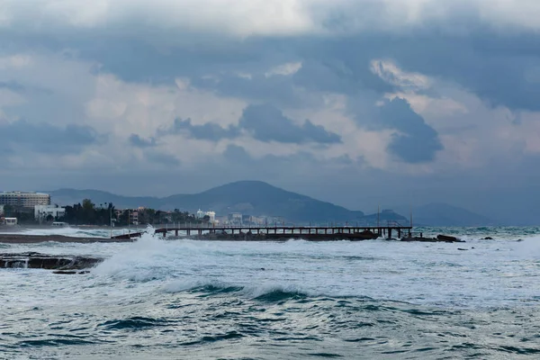 Θαλασσογραφία με Μεσογειακή πόλη κατά τη διάρκεια καταιγίδας — Φωτογραφία Αρχείου